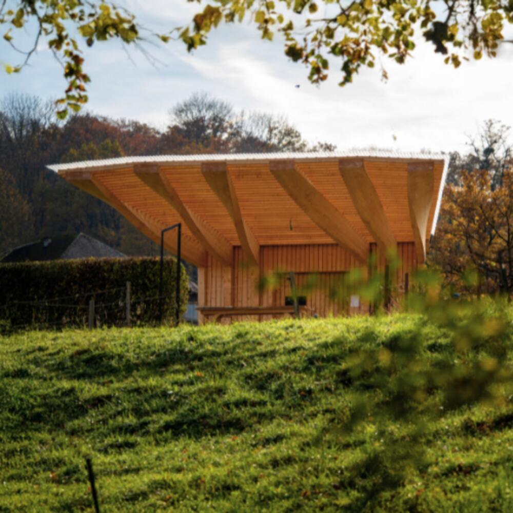Des réalisations architecturales primées : Pavillon des préparations et Tour des abeilles