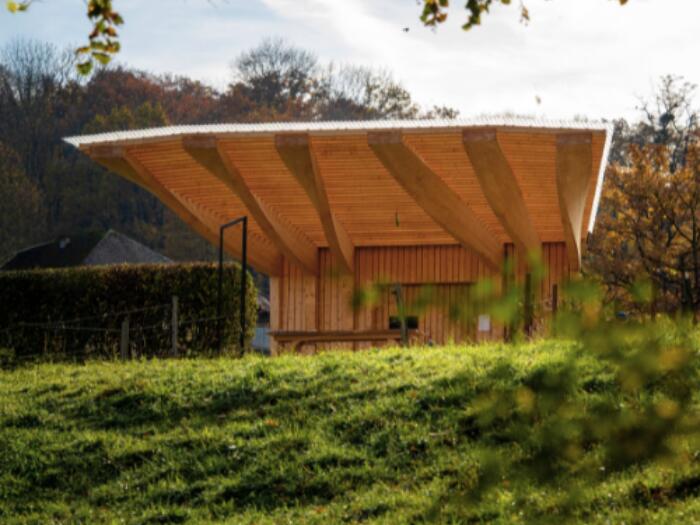 Des réalisations architecturales primées : Pavillon des préparations et Tour des abeilles