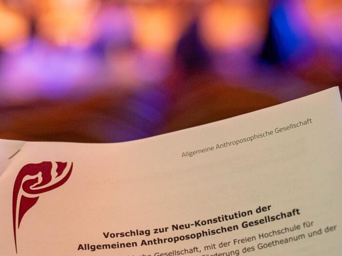 Mitglieder der Allgemeinen Anthroposophischen Gesellschaft diskutieren bis 2027 neue Statuten
