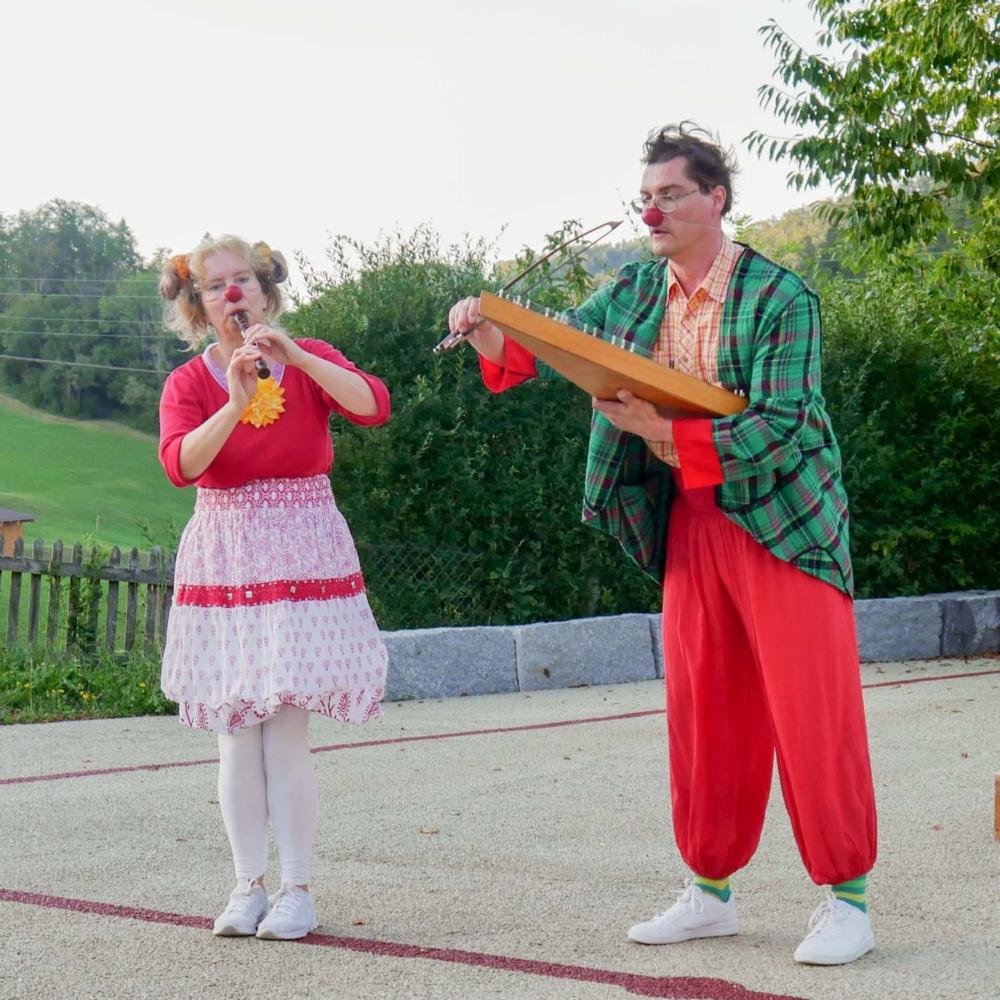 Des clowns au Goetheanum